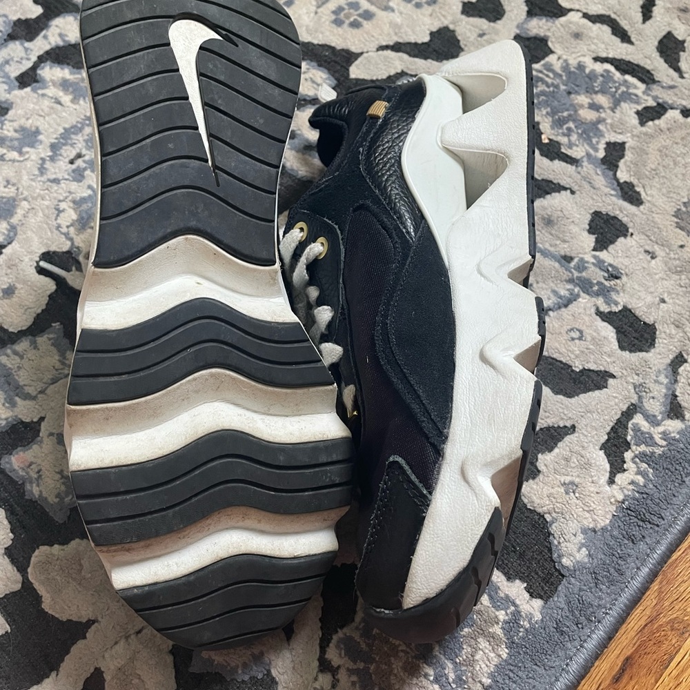 Nike RYZ 365 2 sneaker.